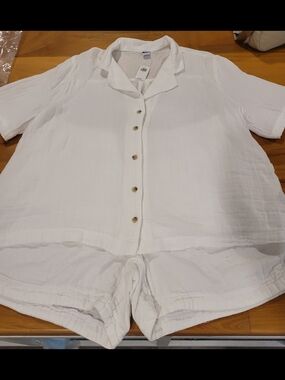 Old Navy White Elastic Waist Shorts And Button Down Set